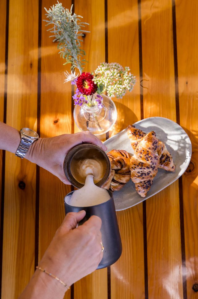 Økologisk kaffe, chokolade croissanter og friske kanelsnurre.